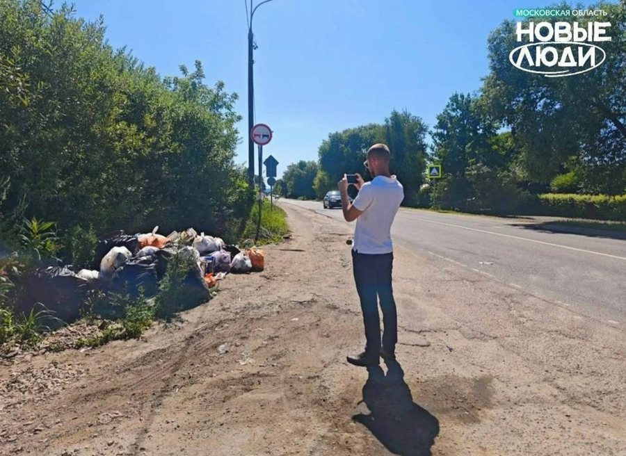 Стихийная свалка у дороги, зафиксированная на рейде